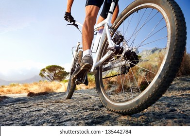 Extreme mountainbike sport atleet man rijden buitenshuis lifestyle trail