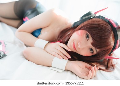 Japan anime cosplay, portret van meisje cosplay in witte kamer achtergrond