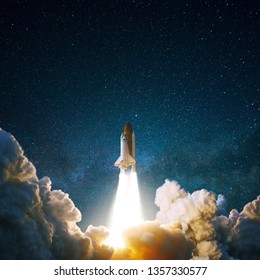 Raumschiff steigt in den Sternenhimmel auf. Rakete mit Rauchwolke startet ins All. Space Shuttle