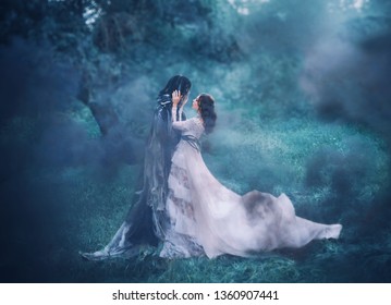 brünettes Mädchen Geist und Geist des nächtlichen geheimnisvollen kalten blauen Waldes, Dame in weißem Vintage Spitzenkleid mit langem fliegenden Zug umarmt dunklen schrecklichen Todesgott, verlor sündige Seele in dichtem Nebel, schwarzer Rauch