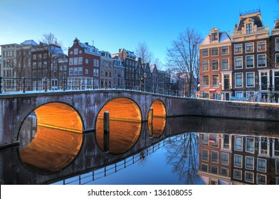 Wunderschöner Winterblick am frühen Morgen auf einem der UNESCO-Weltkulturerbe-Stadtkanäle von Amsterdam, Niederlande. HDR
