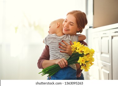 chúc mừng ngày của mẹ! con trai chúc mừng mẹ ngày lễ và tặng hoa