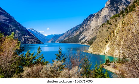 El agua limpia y verde del lago Seton, al pie del monte McLean, cerca de Lillooet. Seton Lake está ubicado a lo largo de la autopista 99, Duffey Lake Road, entre Pemberton y Lillooet en el sur de la Columbia Británica.