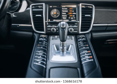 Interior de coche moderno y caro y manija de cambio de caja de cambios