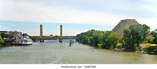 Památky Sacramenta v Kalifornii: Delta King Riverboat, I Street Bridge, Sacramento River a budova Zikkuratské pyramidy.