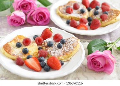 Pfannkuchen in Herzform mit frischen Beeren