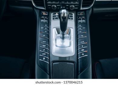 Interior de coche moderno y caro y manija de cambio de caja de cambios