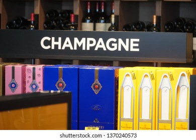 Veuve Clicquot Champagne Logo PNG Transparent & SVG Vector - Freebie Supply