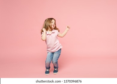 Niño lindo niño niña 3-4 años vistiendo ropa ligera bailando aislado sobre fondo de pared rosa pastel, retrato de estudio de niños. Día de la madre, familia de amor, concepto de infancia de paternidad