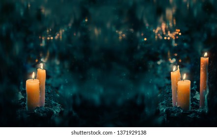 fabelhafter Nachtwald und magische Kerzen. Dunkle Magie, Hexenritual, Halloween-Hintergrund. mysteriöse Feen-Szene. Speicherplatz kopieren
