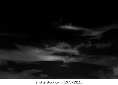 白い雲と黒い空のテクスチャ背景