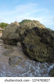 インドネシア、ジョグ ジャカルタ周辺の海岸の岩