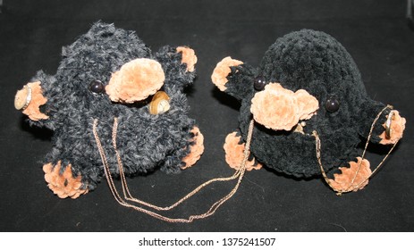 Dos pequeños juguetes de peluche chibi amigurumi ornitorrinco