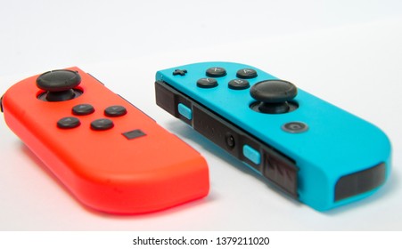 Fotografía macro de un controlador de consola inalámbrico en diferentes colores detalle en clave alta