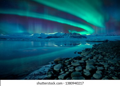 Nordlichter über der Gletscherlagune Jökulsárlón, Island