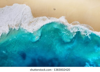 Küste als Hintergrund von oben. Türkisfarbener Wasserhintergrund von der Draufsicht. Sommerseelandschaft aus der Luft. Insel Nusa Penida, Indonesien. Reise - Bild