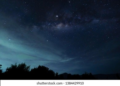 Milchstraße im nebligen Himmel über Bromo, Indonesien