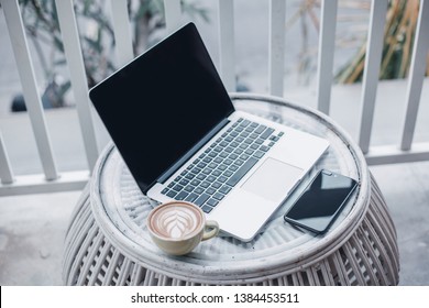 Pretty Young Beauty Woman usando Laptop en café, mujer de negocios de retrato al aire libre, estilo hipster, internet, teléfono inteligente, oficina, Bali Indonesia, tenencia, mac OS, gerente, freelancer, vidrio de cuaderno