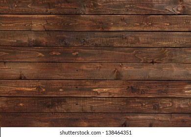 cerca de la pared hecha de tablones de madera