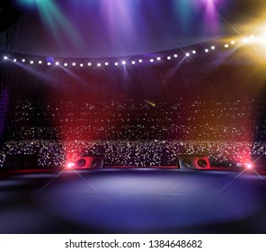 空のメイン ステージの大きな音楽祭。観客でいっぱいのスタジアムの周り。ファンは懐中電灯を持っています