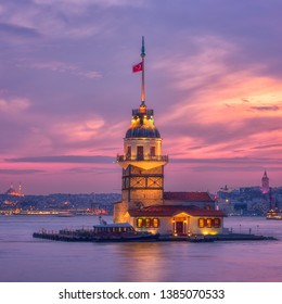 Erstaunliche Aussicht auf den Sonnenuntergang des Maiden's Tower (Kiz Kulesi), auch bekannt als Leander's Tower am Bosporus, dem Symbol von Istanbul, Türkei. Szenischer Reisehintergrund für Tapete oder Reiseführer