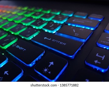 暗い部屋での MSI ノートブックのキーボード RGB 照明。