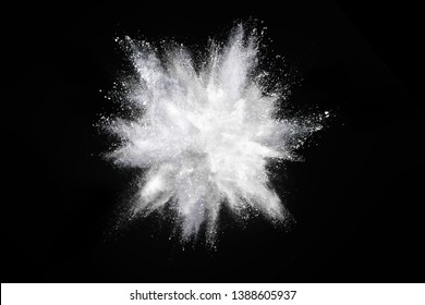 Weiße Pulverexplosion auf dunklem Hintergrund. Farbige Wolke. Bunter Staub explodiert. Malen Sie Holi.
