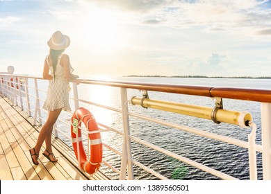 Crucero de lujo viaje elegante turista mujer viendo la puesta de sol en la cubierta del balcón del destino de crucero mediterráneo de Europa. Crucero de vacaciones de verano navegando de vacaciones.