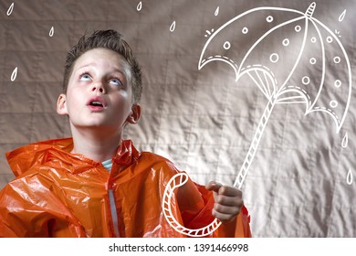 un niño con un impermeable naranja y un paraguas pintado bajo la lluvia