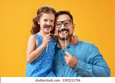 父の日おめでとう！黄色の背景に浮気口ひげを持つ面白いお父さんと娘