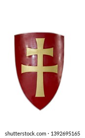 Escudo de un guerrero medieval con una cruz de seis puntas aislado sobre fondo blanco.