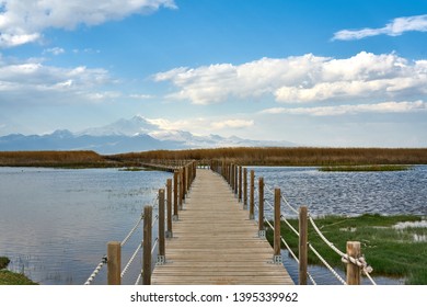 Paysage de pont en bois dans les roseaux et le mont Erciyes. Le parc national Sultan Reedy (Sultan Marshes - Sultan Sazligi), est un parc national du centre de la Turquie, Kayseri.