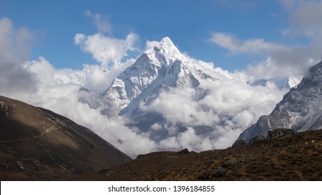 Ama dablam is een berg in de Himalaya in het oosten van Nepal. De hoofdpiek is 6.812 meter. Ama dablam is een van de mooiste bergen ter wereld en staat bekend als de "Matterhorn van de Himalaya".