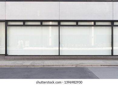 大きな窓と名前の場所を持つショップ ブティック ストア フロント