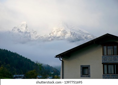 Alpen Berchtesgaden di Jerman beku dengan salju dan terkena sinar matahari pagi