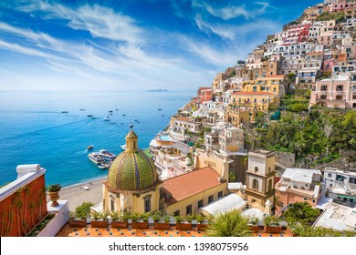 Schönes Positano auf Hügeln, die hinunter zur Küste führen, komfortable Strände und azurblaues Meer an der Amalfiküste in Kampanien, Italien. Die Amalfiküste ist ein beliebtes Reise- und Urlaubsziel in Europa.