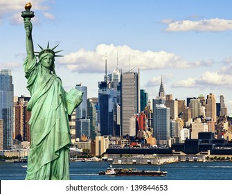 new york city dengan statur of liberty skyline cityscape. konsep pariwisata foto kota new york dengan patung kebebasan di atas sungai hudson. manhattan tengah kota new york. kapal layar besar amerika serikat amerika.