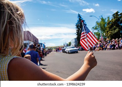 Gadis Memegang Bendera Amerika Serikat pada Perayaan Festival Parade 4 Juli