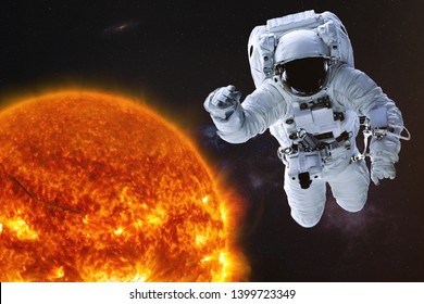 Astronauta en el espacio ultraterrestre con Sol del sistema solar. Fondo de pantalla de ciencia ficción. Los elementos de esta imagen fueron proporcionados por la NASA.