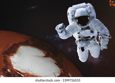 Astronauta en el espacio ultraterrestre con el planeta Marte del sistema solar. Fondo de pantalla de ciencia ficción. Los elementos de esta imagen fueron proporcionados por la NASA.