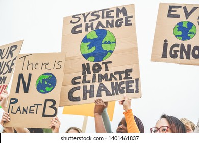 Gruppe von Demonstranten auf der Straße, junge Menschen aus verschiedenen Kulturen und Rassen kämpfen für den Klimawandel - Konzept der globalen Erwärmung und Umwelt - Fokus auf Banner