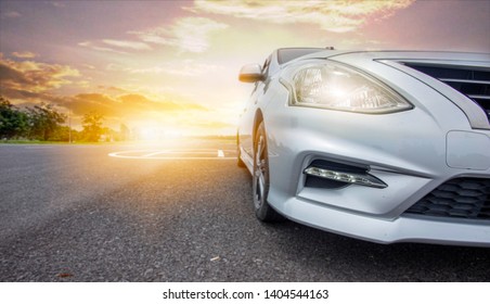 アスファルトの道路で自然の中を走行する車 - 正面図 - イメージ