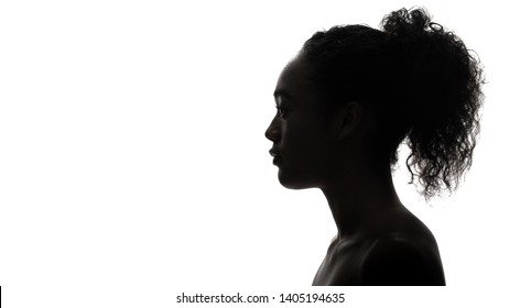 Silueta de una chica negra. Concepto de belleza.