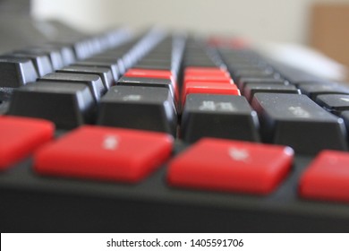 teclado para juegos negro y rojo