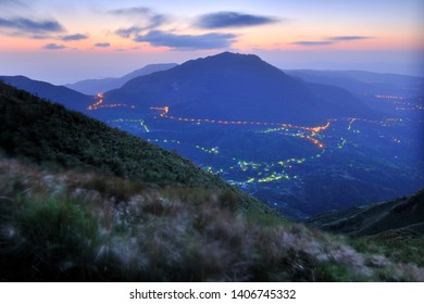 Brzy ráno zelené hory a panoráma města v době východu slunce