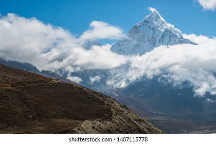 Uitzicht op Mt.Ama Dablam (6.812 m), een van de mooiste bergen ter wereld, gelegen in de Himalaya in het oosten van Nepal.