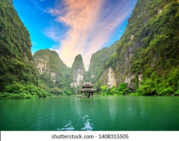 Die Landschaft von Vu Cung im Tam Coc Nationalpark. Hier fand der Kampf der Tran-Dynastie gegen die Armee der Nguyen Mong statt, und es diente auch den Feudalkönigen Vietnams als Übungsplatz.