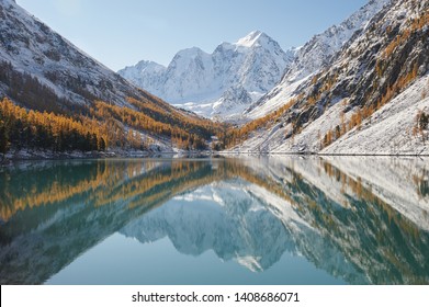 雪に覆われた冬の山の湖、ロシア、シベリア、アルタイ山脈、中谷尾根。
