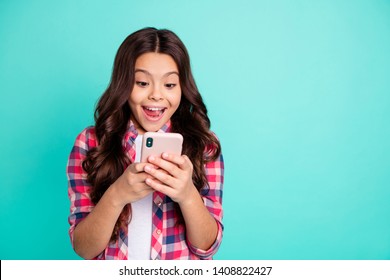 Retrato de ella, bonita, atractiva, encantadora, encantadora, linda, alegre, alegre, ondulado, niña, preadolescente, en, camisa a cuadros, navegación, en línea, aislado, encima, brillante, vivo, brillo, verde, azul, turquesa, fondo