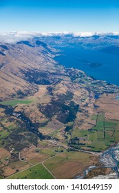 Queenstown, Güney Adası, Yeni Zelanda yakınlarındaki Dart Nehri'nin tabanındaki Lake Wakatipu, Glenorchy ve Kinloch'un havadan/araçla çekilmiş görüntüsü. Greenstone, Caples ve Routeburn parkurları yakınlarda başlıyor.